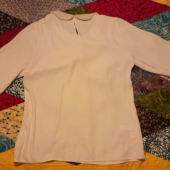Beautiful white shirt with pearls - Picture 3 of 4